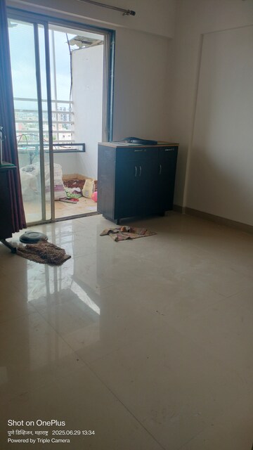 Room in 2.5 BHK Apartment at Solitaire Co Op Housing Society Ltd, Dhanori – for Rent