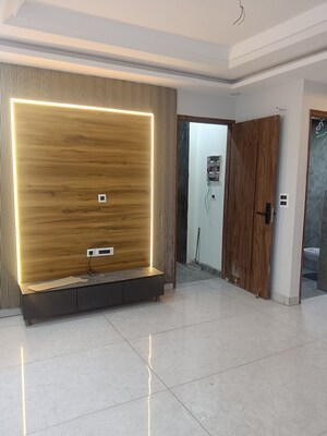 Room in 3 BHK Builder Floor at RPS Palm Drive, Sector 88 – for Sale