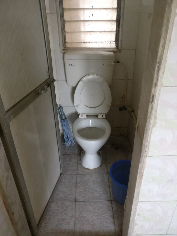 Bathroom, symphony-towers-kandivali-west 1 Bedroom 450 Sq.Ft. Apartment In Kandivali West Mumbai 8896381