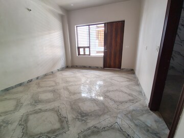 Room in 4 BHK Builder Floor at Sector 10a – for Rent