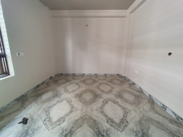 Room in 4 BHK Builder Floor at Sector 10a – for Rent