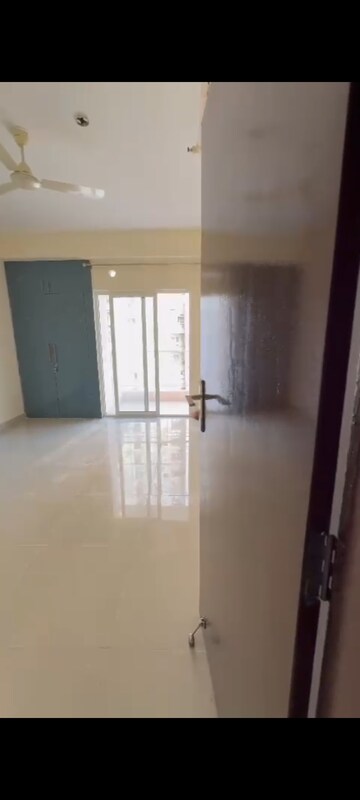 Room in 4 BHK Apartment at Ajnara Homes, Sector 16b Greater Noida – for Rent