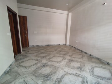 Room in 4 BHK Builder Floor at Sector 10a – for Rent