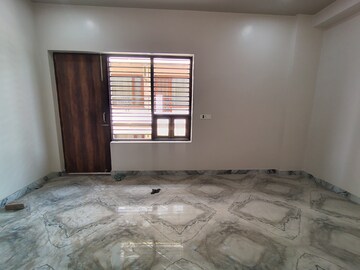 Room in 4 BHK Builder Floor at Sector 10a – for Rent