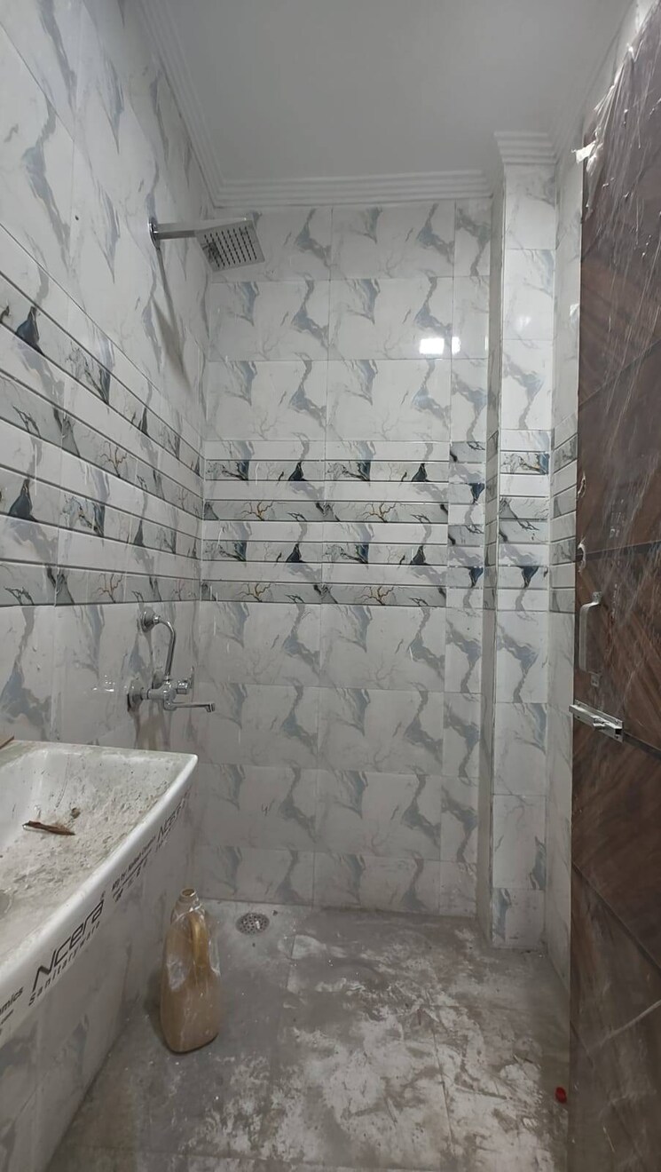 Bathroom, govindpuri 3 Bedroom 900 Sq.Ft. Builder Floor In Govindpuri Delhi 8896633