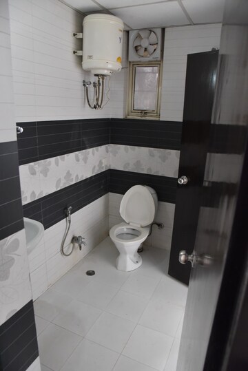 Kitchen in 4 BHK Builder Floor at Omaxe Heights Gomti Nagar, Gomti Nagar – for Rent