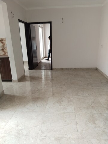 Room in 2.5 BHK Apartment at Amrapali Leisure Park, Amrapali Leisure Valley – for Rent