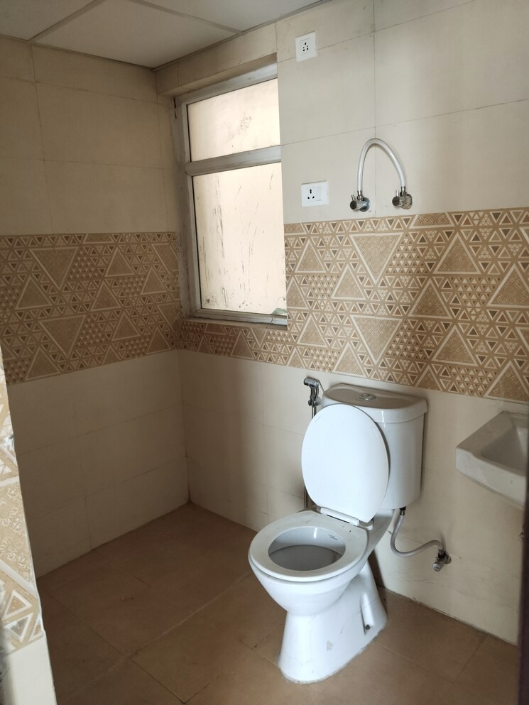 Bathroom, amrapali-leisure-park 2.5 Bedroom 1225 Sq.Ft. Apartment In Amrapali Leisure Valley Greater Noida 8896703