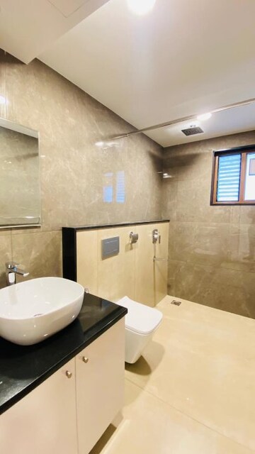 Bathroom in 4 BHK Apartment at Embassy Oasis, Frazer Town – for Rent