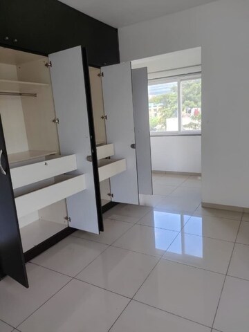 Furnished Amenities in 4 BHK Apartment at Embassy Habitat, Palace Road – for Rent