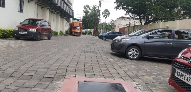  Parking, chinar park Commercial Office Space 545 Sq.Ft. In Chinar Park Kolkata 8896805