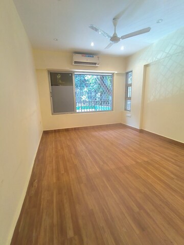 Room in 3 BHK Apartment at Khar West – for Rent