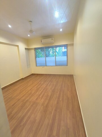 Room in 3 BHK Apartment at Khar West – for Rent