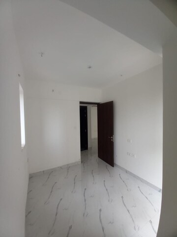 Room in 2 BHK Apartment at Kalpataru Immensa, Kolshet Road – for Rent