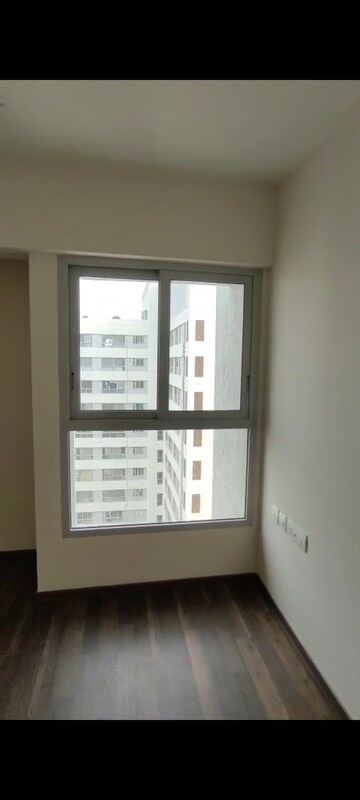 Room in 2 BHK Apartment at Piramal Vaikunth, Balkum Pada – for Rent