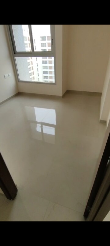 Room in 2 BHK Apartment at Piramal Vaikunth, Balkum Pada – for Rent