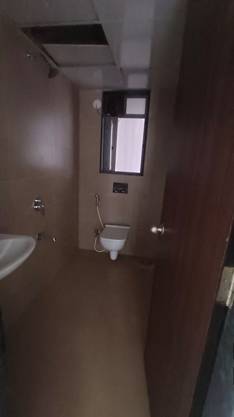 Bathroom, runwal-eirene 2 Bedroom 568 Sq.Ft. Apartment In Balkum Pada Thane 8897000