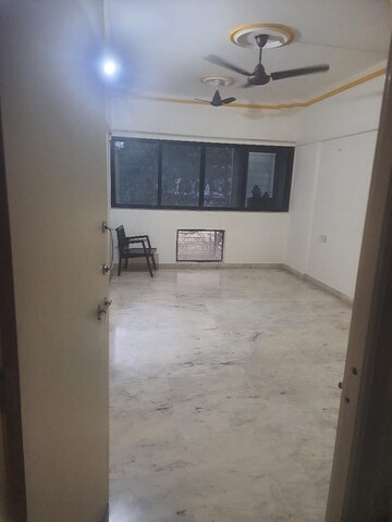 Room in 2.5 BHK Apartment at Goregaon West – for Rent