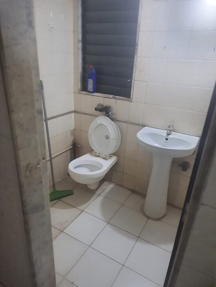 Attached Bathroom, goregaon west 2.5 Bedroom 1500 Sq.Ft. Apartment In Goregaon West Mumbai 8897065