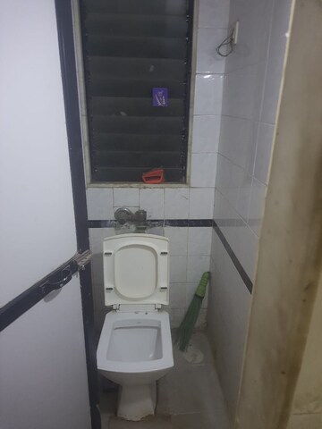Attached Bathroom in 2.5 BHK Apartment at Goregaon West – for Rent