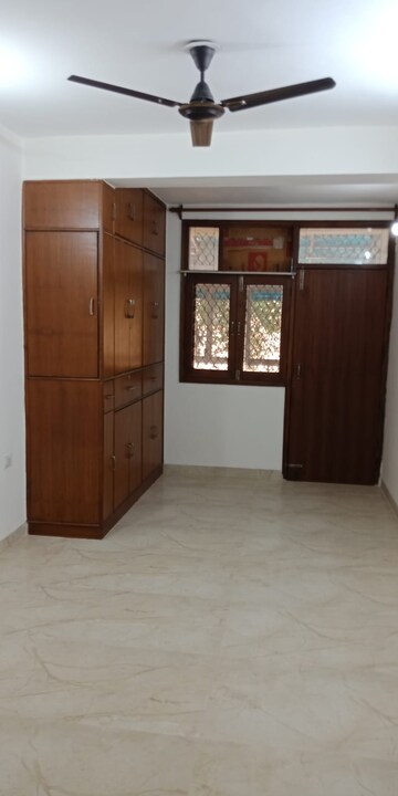 Room in 3 BHK Apartment at K.M. Apartments, Sector 3 Dwarka – for Rent