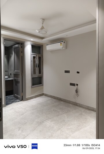 Room in 4 BHK Builder Floor at Greater Kailash ii – for Rent