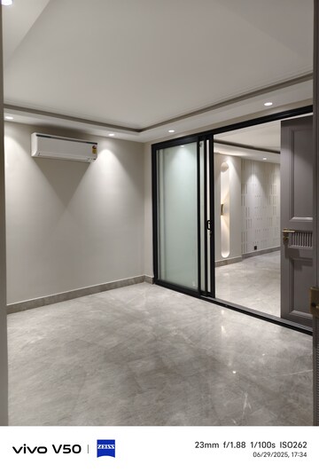 Room in 4 BHK Builder Floor at Greater Kailash ii – for Rent