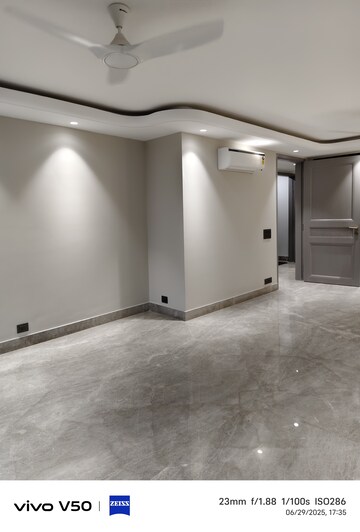 Room in 4 BHK Builder Floor at Greater Kailash ii – for Rent