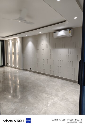 Room in 4 BHK Builder Floor at Greater Kailash ii – for Rent