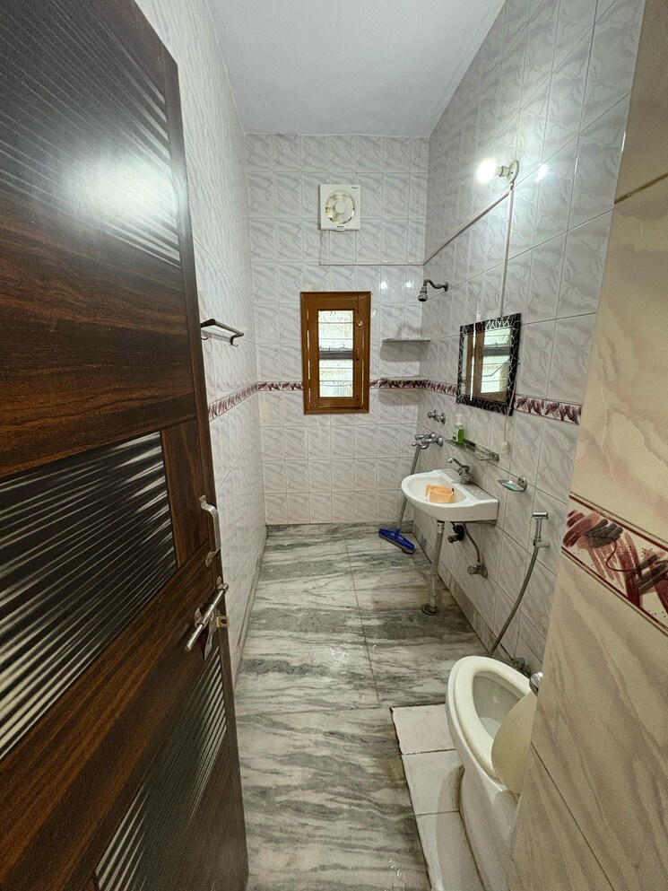 Bathroom, pitampura 4 Bedroom 2500 Sq.Ft. Builder Floor In Pitampura Delhi 8897146