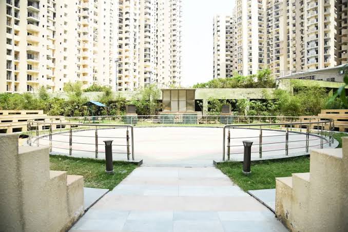 3 BHK + Servant Room Apartment For Sale in Paramount Floraville
