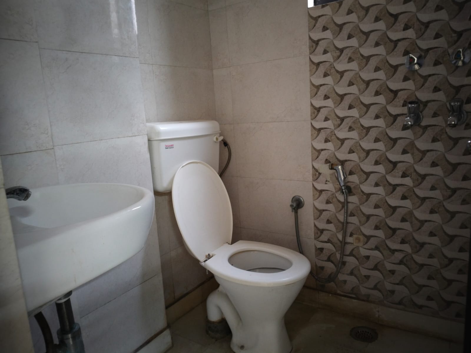 1 RkBuilder Floor For Rent in Paryavaran Complex