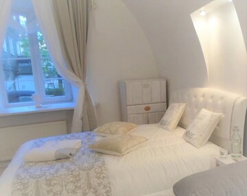 Bedroom in 2 BHK Apartment at Boutique Residential Apartments 35, Golf Links – for Rent