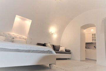 Building Lobby in 2 BHK Apartment at Boutique Residential Apartments 35, Golf Links – for Rent