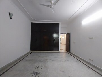 Bedroom in 3 BHK Builder Floor at Sector 92 – for Rent