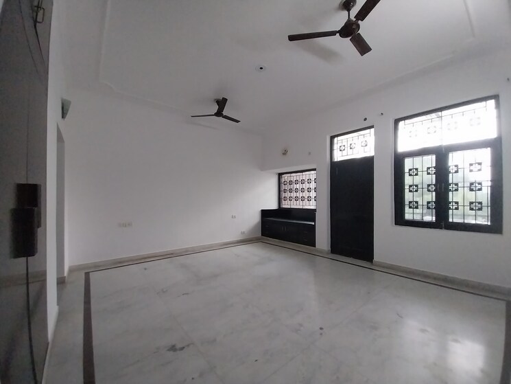 Room, sector 92 3 Bedroom 2200 Sq.Ft. Builder Floor In Sector 92 Noida 8897213