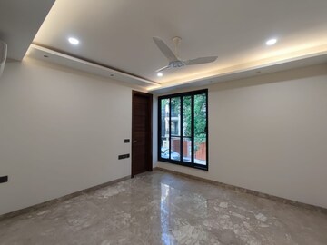 Room in 3.5 BHK Apartment at Defence Colony – for Rent
