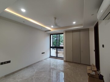Room in 3.5 BHK Apartment at Defence Colony – for Rent