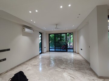 Room in 3.5 BHK Apartment at Defence Colony – for Rent