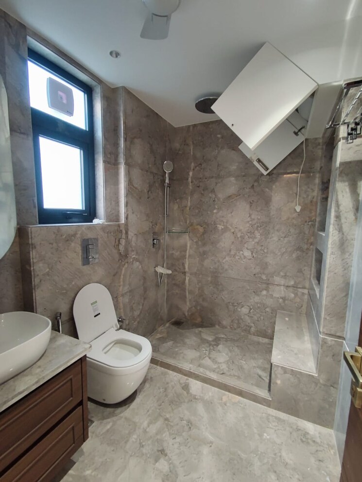 Bathroom, defence colony 3.5 Bedroom 3200 Sq.Ft. Apartment In Defence Colony Delhi 8897248