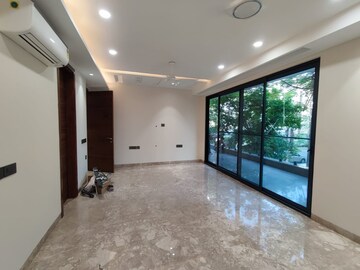 Room in 3.5 BHK Apartment at Defence Colony – for Rent