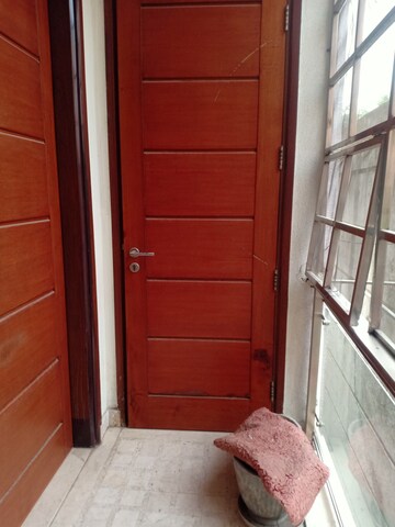 Room in 4 BHK Apartment at Panchsheel Park – for Rent