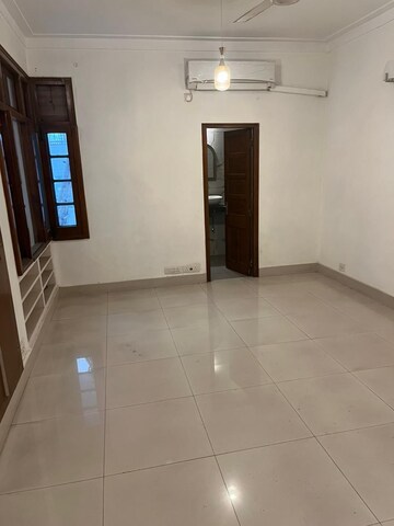 Room in 5 BHK Independent House at Golf Links – for Rent