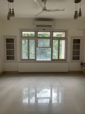 Room in 5 BHK Independent House at Golf Links – for Rent
