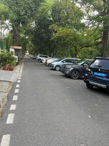 Parking in 5 BHK Independent House at Golf Links – for Rent