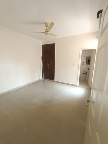 Room in 2.5 BHK Apartment at Supertech Cape Town, Sector 74 – for Rent