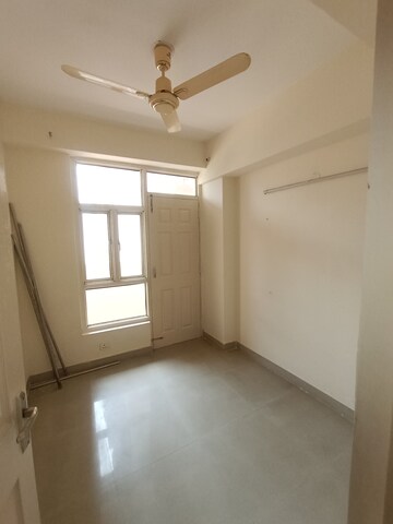 Room in 2.5 BHK Apartment at Supertech Cape Town, Sector 74 – for Rent