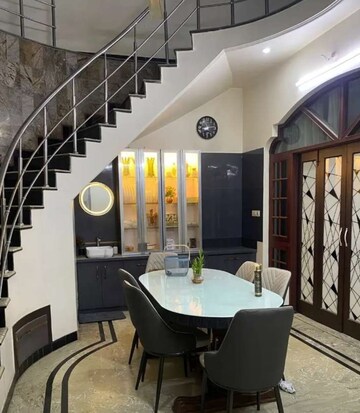 Master Bedroom in 3 BHK Apartment at Gulmohar Apartments Hazratganj, Hazratganj – for Rent