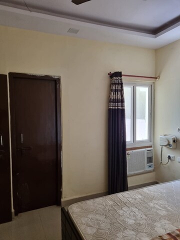 Room in 2 BHK Apartment at Gomti Nagar – for Rent
