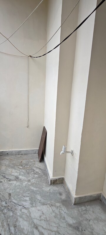 Building Lobby in 1 BHK Builder Floor at Mayur Vihar Phase 1 – for Rent